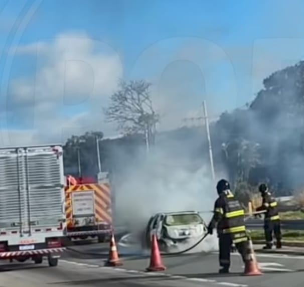 Carro pega fogo na Hermenegildo Tonoli
